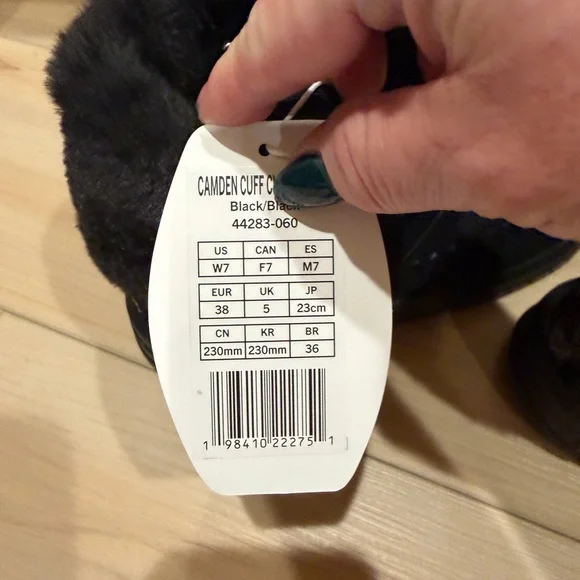 HeyDude Women’s Black Faux Fur Winter Boots - Picture 4 of 4